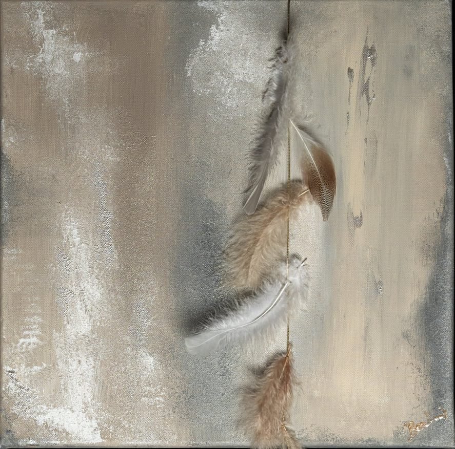 Au fil des plumes — toile carrée beige et argent, où deux plumes descendent le long d'une ligne verticale.