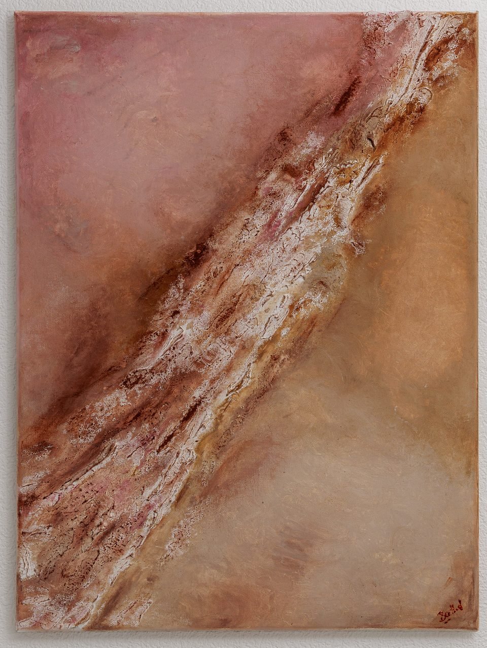 Camargue — toile verticale rose et cuivre, traversée en diagonale par une crête de matière blanche et dorée.