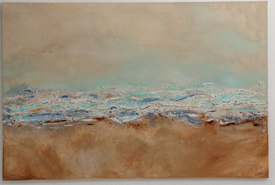 Estran — toile horizontale : un ciel beige clair, une ligne d'écume bleue et blanche en relief, puis une large plage ocre.