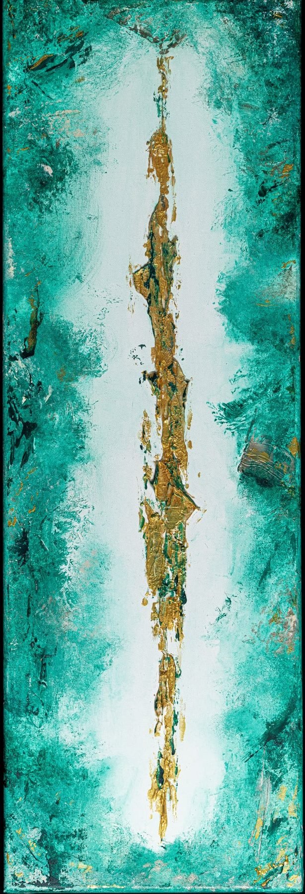 Kintsugi — toile verticale étroite : une veine d'or descend au centre d'un champ turquoise et blanc.
