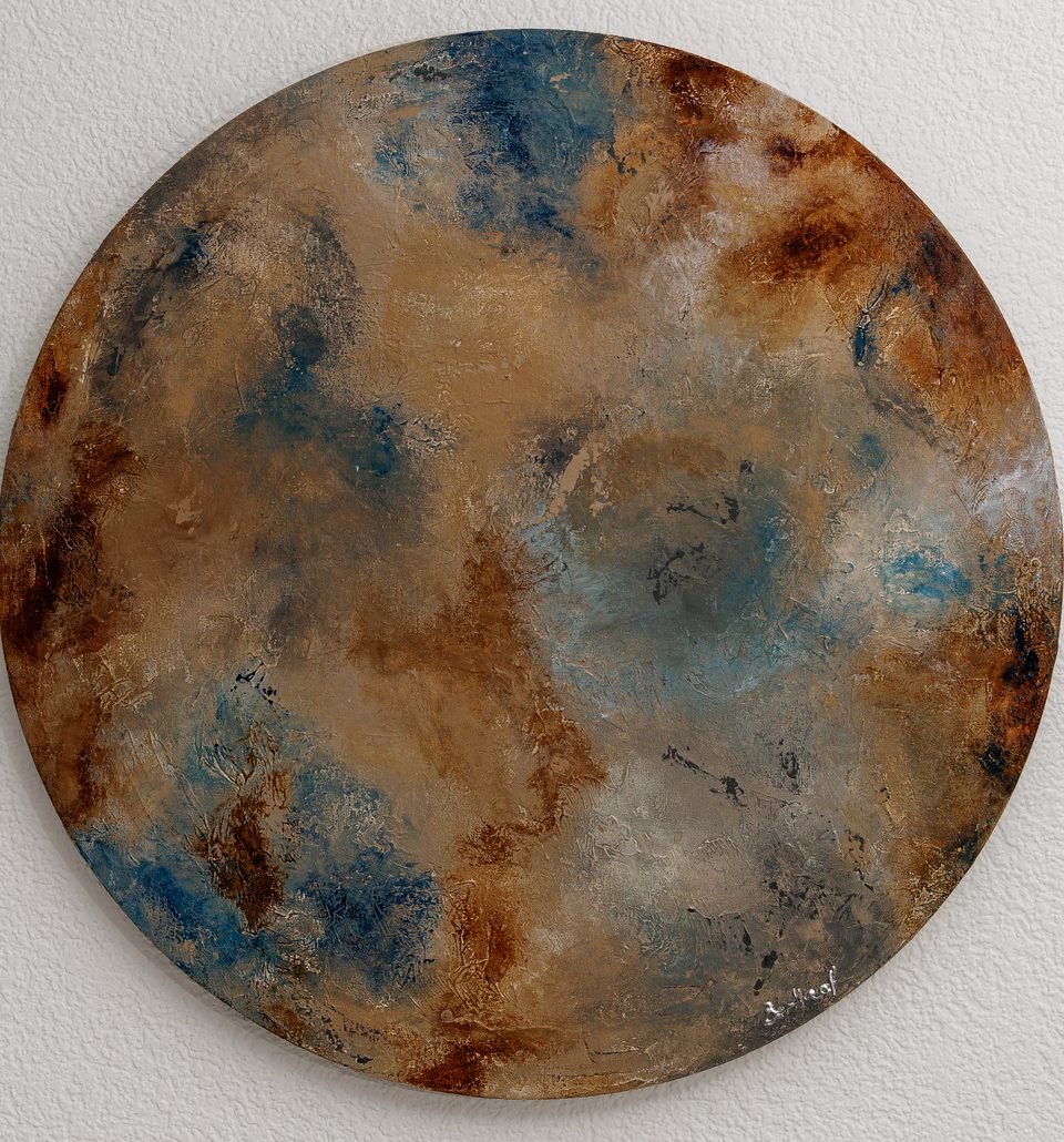 Proxima — tondo, toile ronde aux nuances de terre cuivrée et de bleu gris, comme la surface d'une planète.